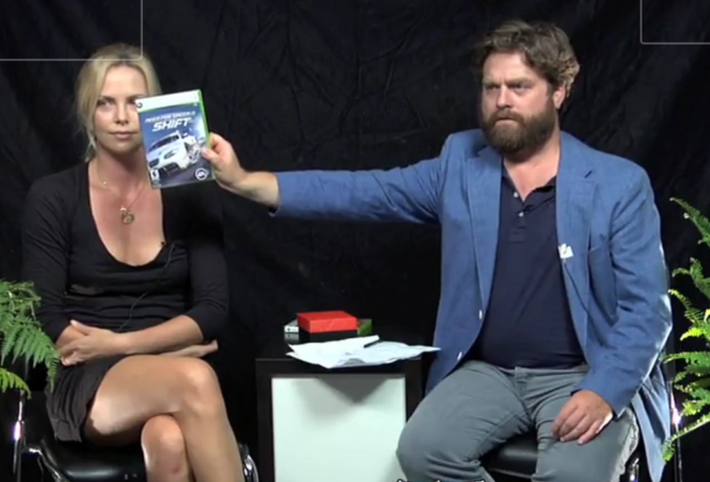 Между двумя папоротниками. Between two Ferns with Zach Galifianakis Charlize Theron. Зак Галифианакис и Дженнифер Энистон. Дженнифер Лоуренс и Зак Галифианакис. Шарлиз Терон и Зак Галифианакис в фильме.